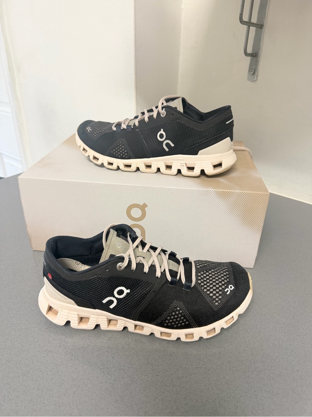 On Cloud X Running women’s sneakers size 7.5 low top mesh upper Black/Cream